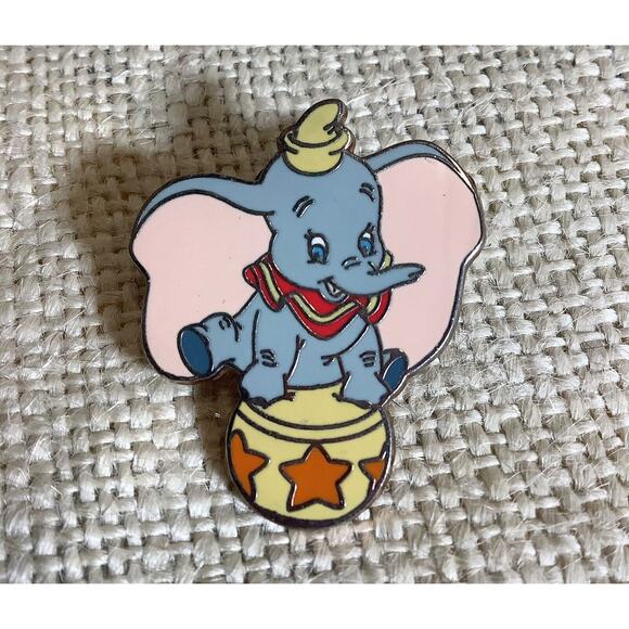 2006 DISNEY Dumbo the flying elephant sitting on Star circus ball trading pin - Picture 1 of 2